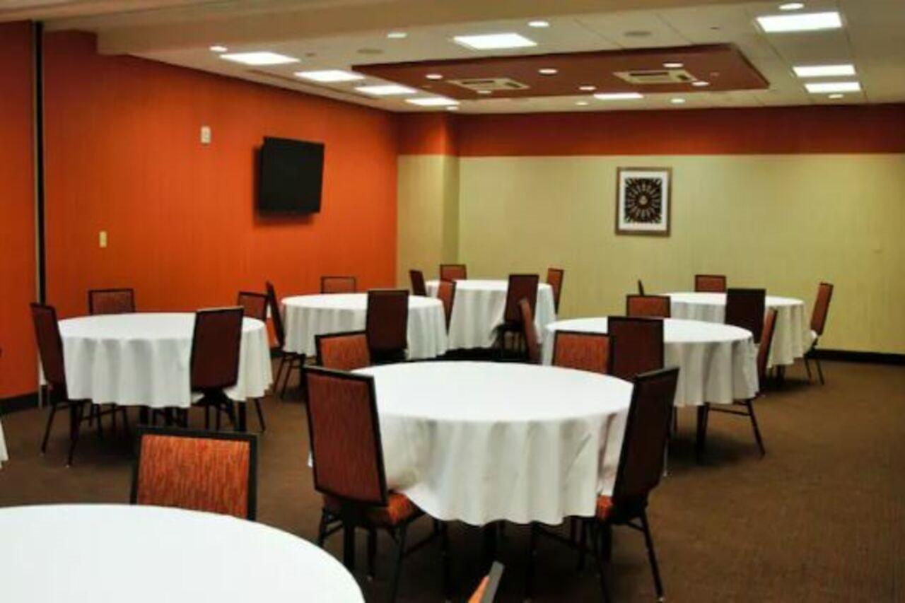 Hampton & / Uptown - Area Hotel
