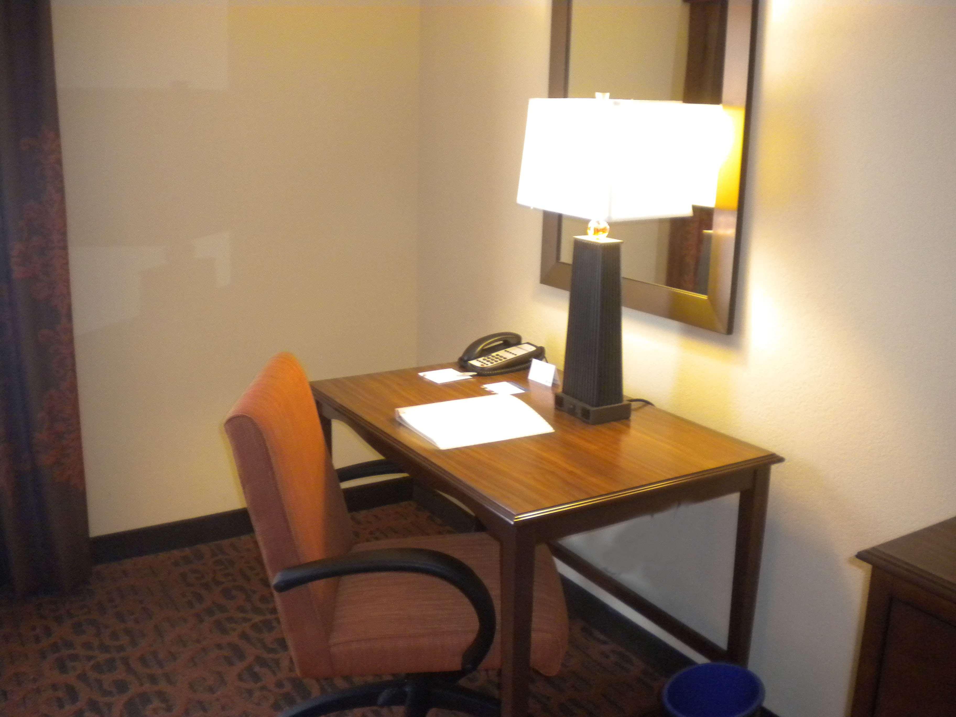 Hampton & / Uptown - Area Hotel 3*