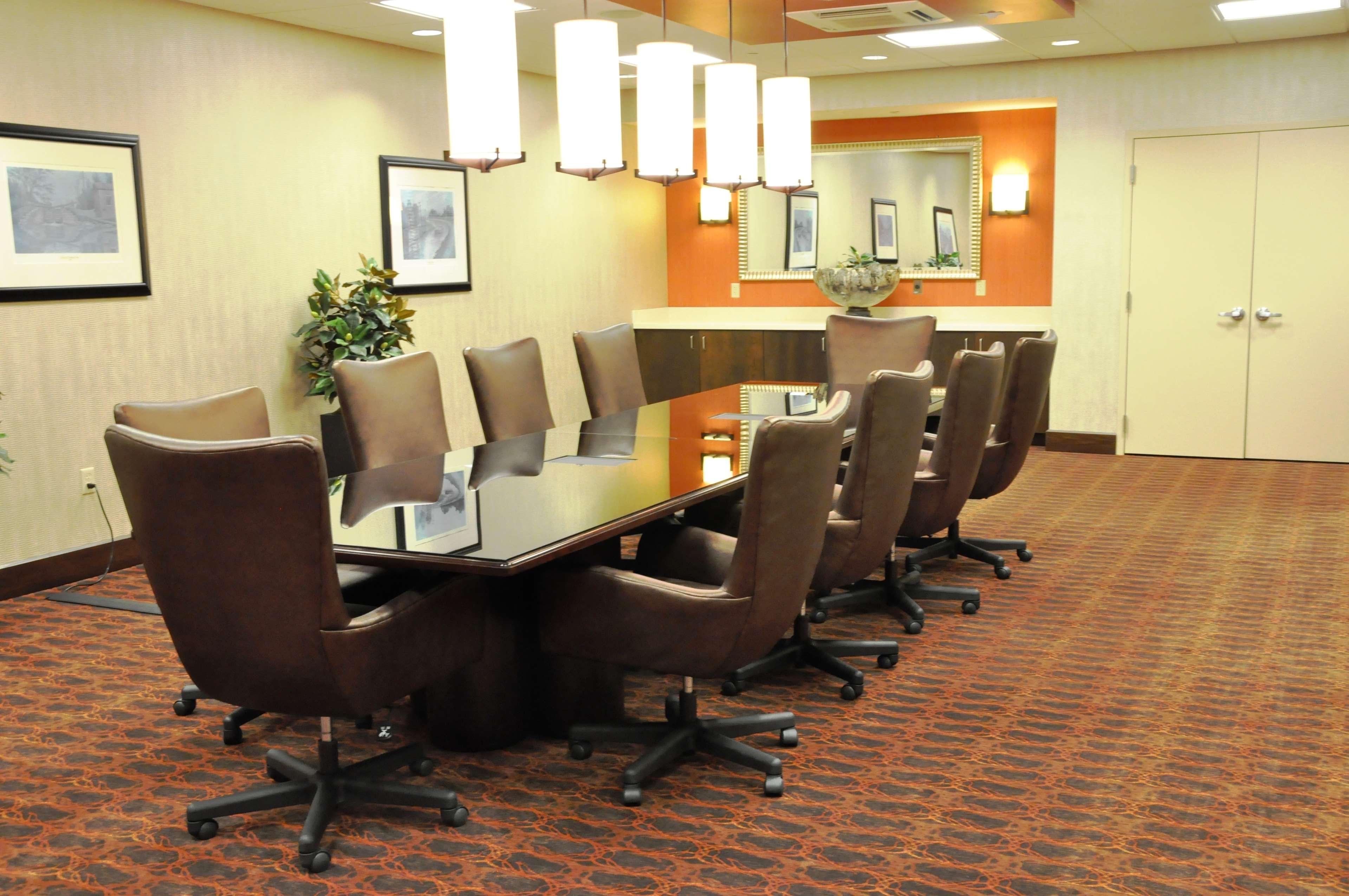 Hampton & / Uptown - Area Hotel 3*